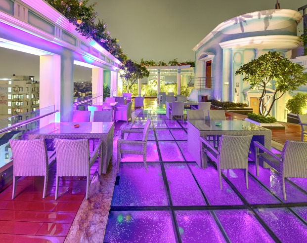 Rooftop dining at Hotel Vennington Court